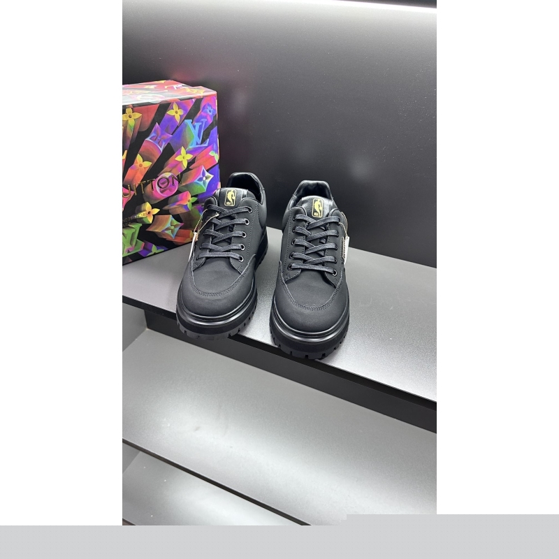 l**is V*t*n sneakers
